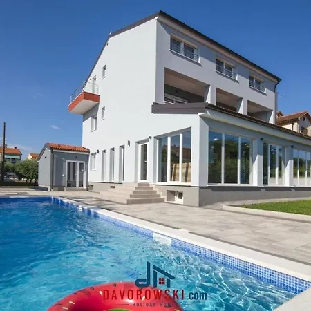 Met 9 Slaapkamers 4* Медулин